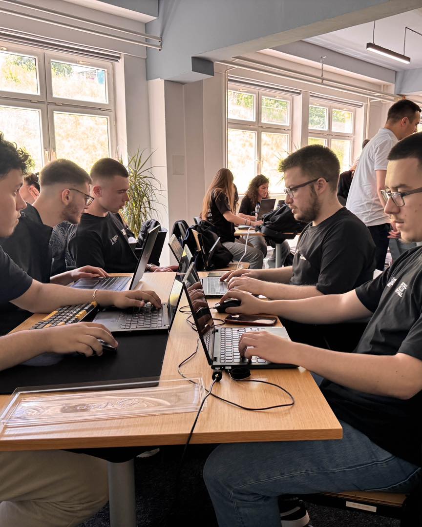 Nxënës duke punuar në ekip gjatë hackathonit