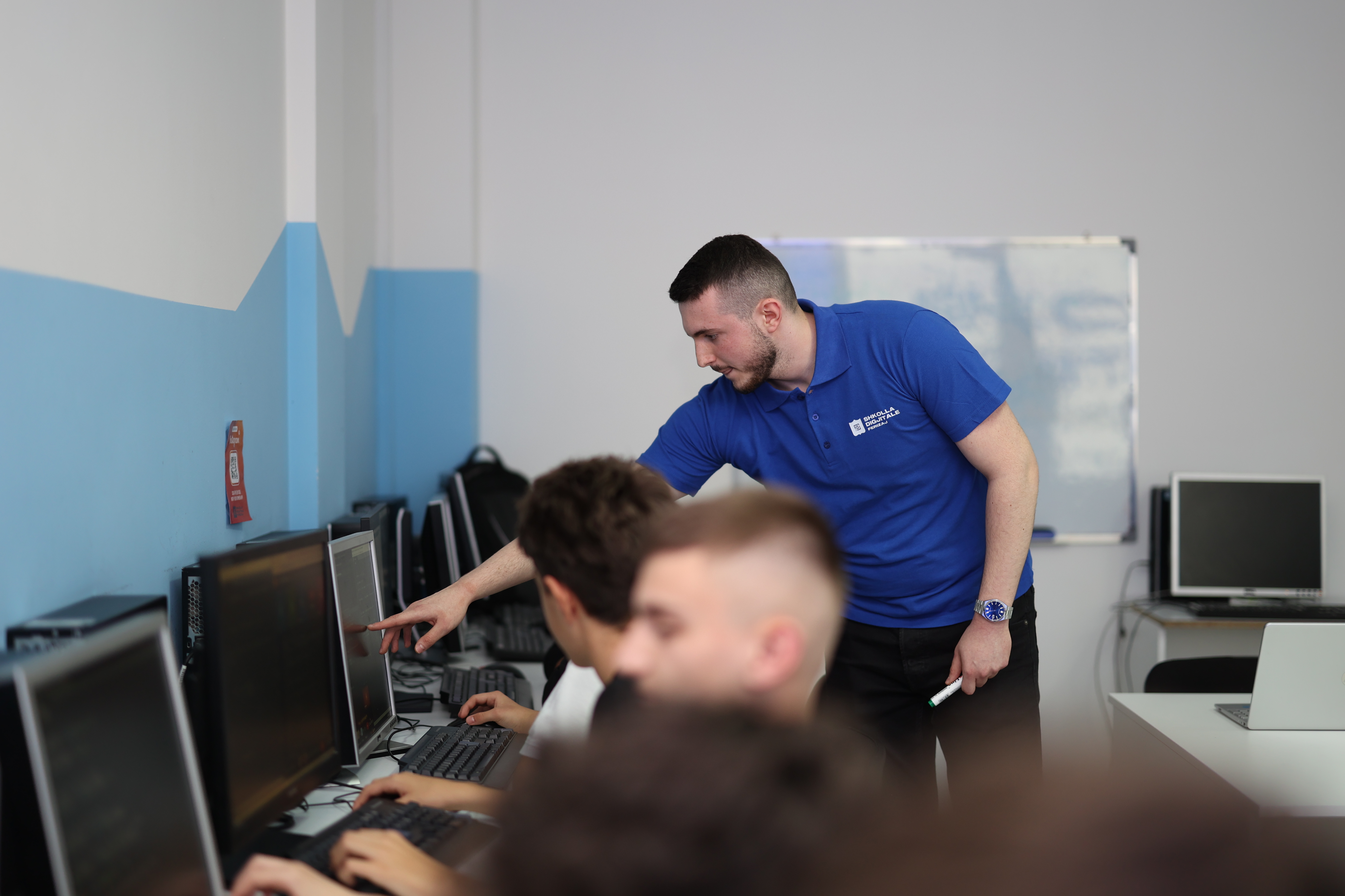Nxënës duke punuar në kompjuter në laborator